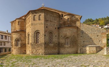 Ohri, Kuzey Makedonya - 23 Ekim 2023: Sunny Autumn Day 'de Makedon Ortodoks Kilisesi Ortaçağ Tuğlaları Binası.