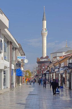 Ohri, Kuzey Makedonya - 23 Ekim 2023: Old Town 'daki St Clement Caddesi' nde Yürüyen İnsanlar ve Cami 'deki Beyaz Minare.