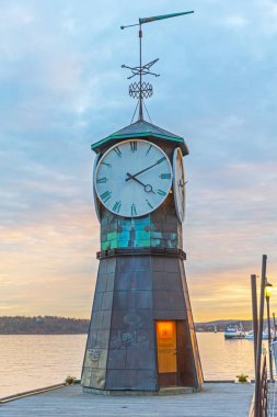Oslo, Norveç - 30 Ekim 2016: Başkentteki Aker Brygge Saat Kulesi.