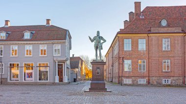 Fredrikstad, Norveç - 28 Ekim 2016: Gamle Town Tarihi Tarihi Kent Kirkegaten Caddesi 'nde Kral 2. Frederik' in Bronz Heykeli.