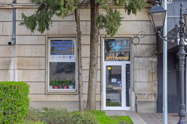 Vidin, Bulgaristan - 16 Mart 2024: Turizm Bilgi Merkezi Sanat Galerisi Şehir Meydanı Bahar Günü.