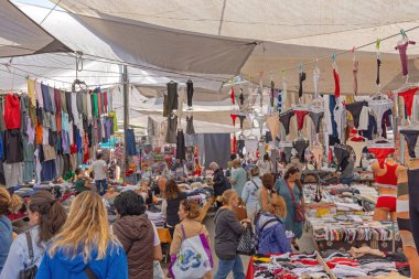 İstanbul, Türkiye - 21 Ekim 2023: Beşiktaş 'taki Çok Katlı Otomobil Otoparkının En Üst katında Kıyafet Marketleri.