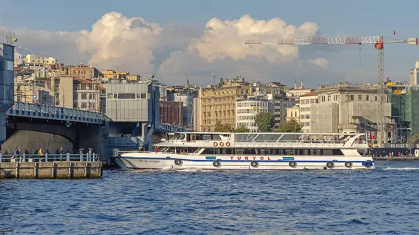 İstanbul, Türkiye - 19 Ekim 2023: Yolcu gemisi Metin Yılmaz Turyol Şirketi Golden Horn Sunny Sonbahar Gününde Seyahat Etti.