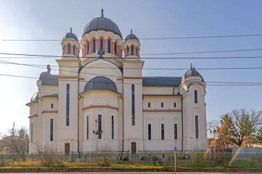 Craiova, Romanya - 16 Mart 2024: Madonna Dudu Kilisesi Şehir Parkı Bahar Günü.