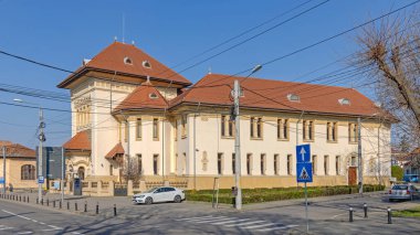 Craiova, Romanya - 16 Mart 2024: Madona Dudu Caddesi Güneşli Bahar Günü 'nde Tarih ve Arkeoloji Müzesi Oltenia Binası.