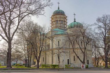 Vidin, Bulgaristan - 16 Mart 2024: Hristo Botev Caddesi 'ndeki Selanik Katedrali Aziz Dimitar.