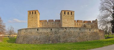 Vidin, Bulgaristan - 16 Mart 2024: Tuna Nehri Bahar Gününde Baba Vida Şatosu Tarihi Simgesi Panoraması.