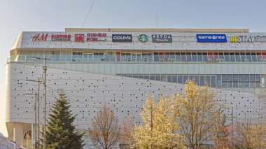 Craiova, Romanya - 16 Mart 2024: Mercur Merkezi Modern Alışveriş Merkezi Alışveriş Merkezi Bahar Günü 'nde Marka Logo İşaretleri.