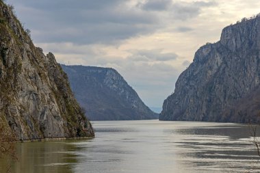 Tuna Nehri Kazan Vadisi Bulutlu Bahar Günü Doğası 'ndaki Djerdap Milli Parkı