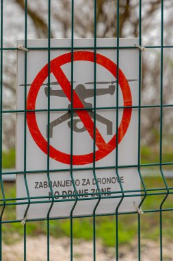Fence 'de İHA Bölgesi İkili Dil Uyarı İşareti Yasak Hava Sahası Uyarısı Yok