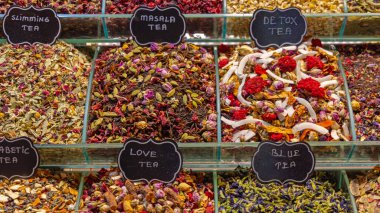 Türkiye 'deki Raff Baharat Pazarı' nda Kuru Meyve Çayı Çeşitliliği Karışımı