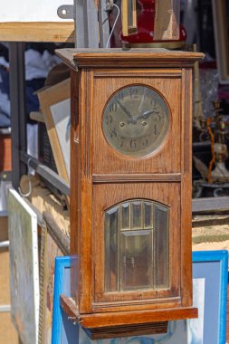 Yaşlı Ahşap Büyükbaba Duvar Saati Bit Pazarında Satılık