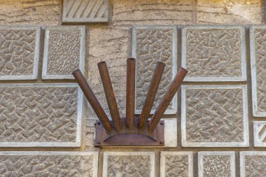 Duvardaki Beş Bayrak Direği İçin Paslı Eski Tutucu