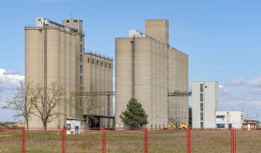 Köy Mavi Gökyüzü Bahar Günü 'nde Uzun Beton Tahıl Depolama Yapısı.