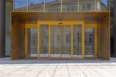 Modern Ofis Binası 'na Otomatik Sürgülü Kapılar Bahar Günü