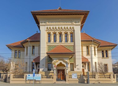 Craiova, Romanya - 16 Mart 2024: Madona Dudu Caddesi Güneşli Bahar Günü 'nde Oltenia Tarih ve Arkeoloji Müzesinin Önü.