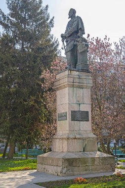 Craiova, Romanya - 16 Mart 2024: İtalyan Heykeltıraş Raffaello Romanelli 'nin 1912' de yaptığı İngiliz Parkı Tarihi Anıtı 'nda Alexandru Ioan Cuza Bronz Heykeli.