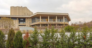 Craiova, Romanya - 15 Mart 2024: Alexandru Ioan Cuza Caddesi 'ndeki Ulusal Tiyatro Marin Sorescu Binası.