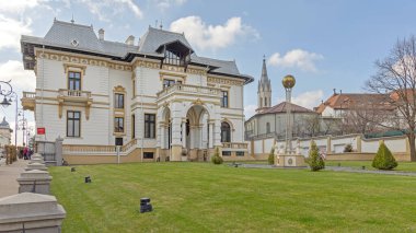 Craiova, Romanya - 16 Mart 2024: Constantin Valimarescu 'daki UniCredit Bank Calea Unirii Caddesi Bahar Gününde.