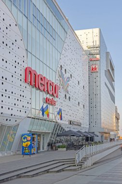 Craiova, Romanya - 16 Mart 2024: Mercur Center Modern Alışveriş Merkezi 'ne Giriş Calea Unirii Caddesi Bahar Günü.
