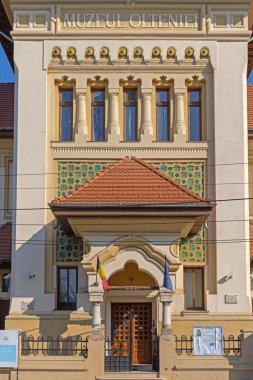Craiova, Romanya - 16 Mart 2024: Madona Dudu Caddesi Güneşli Bahar Günü 'nde Oltenia Tarih ve Arkeoloji Müzesine Giriş.