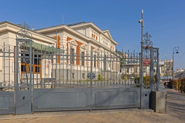 Craiova, Romanya - 16 Mart 2024: Calea Unirii Caddesi Bahar Günü 'nde Romanya Ulusal Bankası Binasının Kapalı Kapısı.