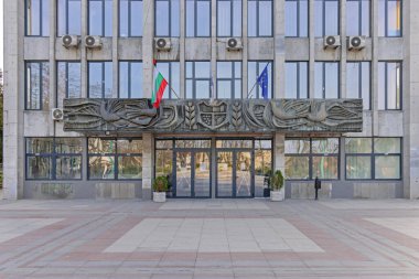 Vidin, Bulgaristan - 16 Mart 2024: Bdintsi Meydanı Bahar Günü Belediye Binasına Giriş.