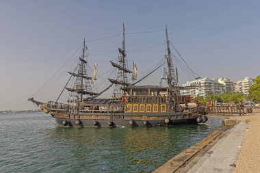 Selanik, Yunanistan - 22 Ekim 2023: Korsan Partili Gemi Barosu Tekne Gezisi Gezinti Güvertesi Sonbahar Günü.