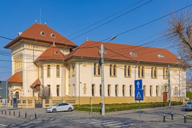Craiova, Romanya - 16 Mart 2024: Madona Dudu Caddesi Güneşli Bahar Günü 'nde Tarih ve Arkeoloji Müzesi Oltenia Binası.