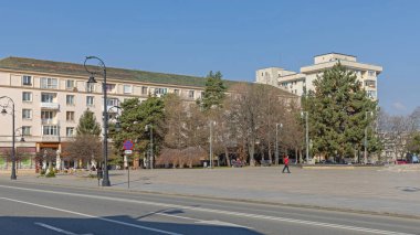 Craiova, Romanya - 16 Mart 2024: William Shakespeare Square View From Alexandru Ioan Cuza Caddesi Sunny Spring Day..