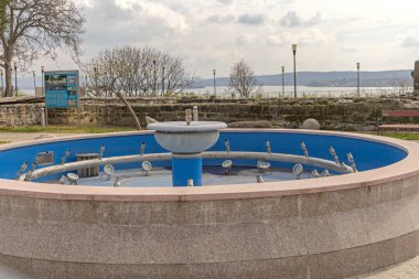 Drobeta Turnu Severin, Romanya - 15 Mart 2024: Yerel Tarih Müzesi önündeki Artesian Fountain Without Water.