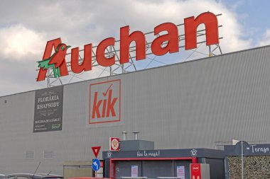 Craiova, Romanya - 16 Mart 2024: Severinului Yolu 'ndaki Hypermarket Binası' nın tepesinde Orange 3d Auchan Market İşareti.