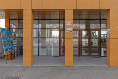 Drobeta Turnu Severin, Romanya - 15 Mart 2024: Independentei Caddesi 'ndeki Roma Amfitiyatro ve Tarih Müzesi Binasına Giriş.