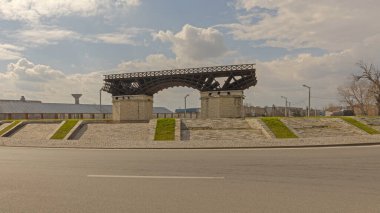 Drobeta Turnu Severin, Romanya - 15 Mart 2024: Roundabout Kavşağında Roma İmparatorluğundan kalma Tuna Nehri üzerindeki Trajans Köprüsü Modeli.