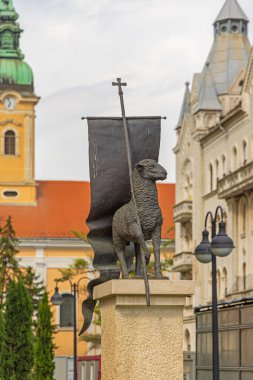 Szeged, Macaristan - 30 Temmuz 2022: Kilisenin Önünde Kara Koyun Anıtı.