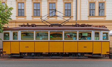 Szeged, Macaristan - 30 Temmuz 2022: Retro Yellow Tramvay Blues Cafe 'ye ve Pedestrian Bölgesi' ndeki Somogy Caddesi 'nde Yedi Durak' a Dönüştü.