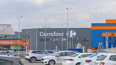 Craiova, Romanya - 16 Mart 2024: Severinului Yolu 'ndaki Hypermarket Binası' nın tepesinde Orange 3d imzalı Auchan Market.