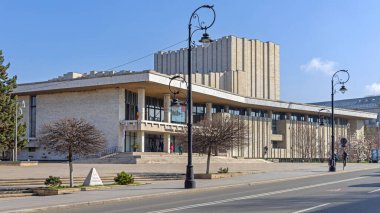 Craiova, Romanya - 16 Mart 2024: Alexandru Ioan Cuza Caddesi 'ndeki Marin Sorescu Binası' nda William Shakespeare Anıt Piramit Taşı.