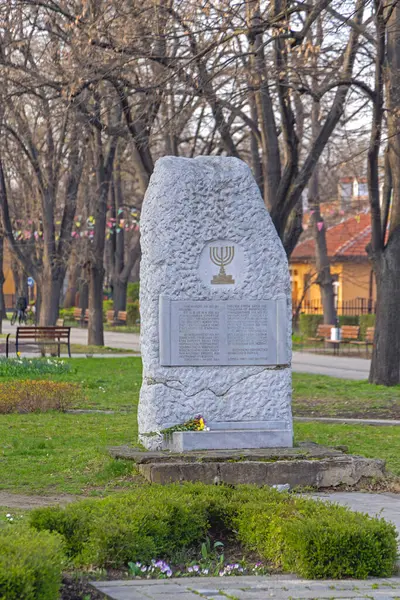 Vidin, Bulgaristan - 16 Mart 2024: Parkı Rova Bahar Günü 'nde Tarihi Taşlar Anıtı.