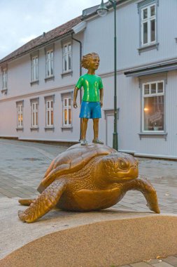 Sarpsborg, Norveç - 27 Ekim 2016: Altın Kaplumbağa St. Marie Caddesi Sonbahar Akşamı Heykeli.