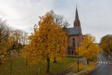 Fredrikstad, Norveç - 27 Ekim 2016: Sonbaharın Sarı Renkleri 'ndeki Town Park' taki Evanjelik Kilise Domkirke.