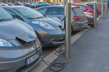 Oslo, Norveç - 29 Ekim 2016: Sadece Şehir Merkezi 'nde Elektrikli Araçlar Şarj İstasyonu ile Otopark.