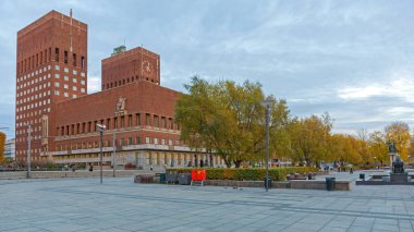 Oslo, Norveç - 30 Ekim 2016: Sonbahar Öğleden Sonra Belediye Binası Radhuset.