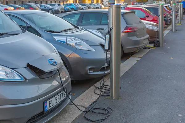 Oslo, Norveç - 29 Ekim 2016: Sadece Şehir Merkezi 'nde Elektrikli Araçlar Şarj İstasyonu ile Otopark.
