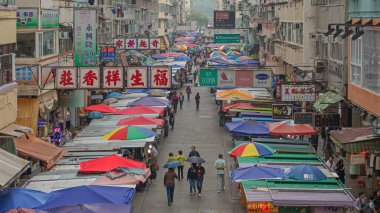 Hong Kong, Çin - 25 Nisan 2017: Fa Yuen Caddesi Market Mong Kok Kowloon Yağmurlu Bahar Günü.