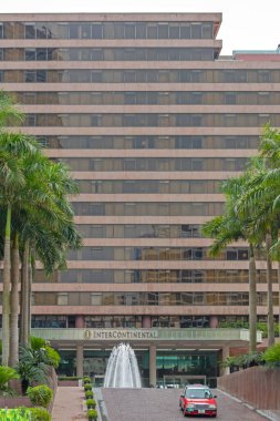 Hong Kong, Çin - 27 Nisan 2017: Kıtalararası Otel 'in önündeki Çeşme Grand Stanford Binası Tsim Sha Tsui.
