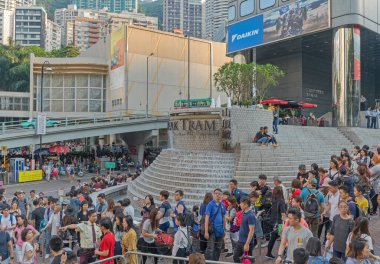 Hong Kong, Çin - 30 Nisan 2017: Peak Tram İstasyonu 'nun Önünde Turist Çekimi İçin Uzun Kuyruklar Bekliyor.