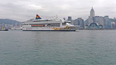 Hong Kong, Çin - 23 Nisan 2017: Star Cruises Balık Gemisi Victoria Limanı 'ndan geçiyor.
