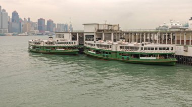 Hong Kong, Çin - 23 Nisan 2017: Tsim Sha Tsui Star Feribot Limanı Tarihi Binası Victoria Limanı Bahar Günü.