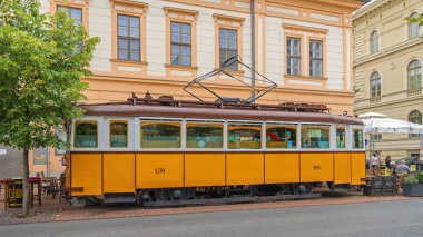 Szeged, Macaristan - 30 Temmuz 2022: Klasik Sarı Tramvay Blues Cafe 'ye ve Pedestrian Bölgesi' ndeki Somogy Caddesi 'ndeki Yedinci Durak' a Dönüştürüldü.